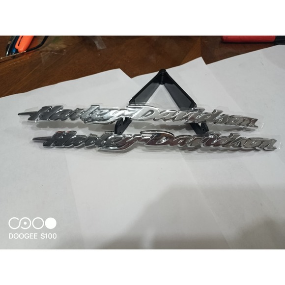 HARLEY DAVIDSON GENUINE FLTRX  GAS TANK MEDALLIONS EMBLEMS 14100587 RH ONLY SET - Picture 6 of 7